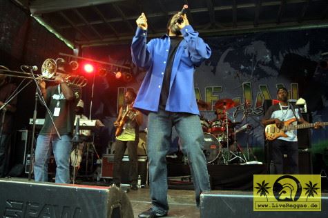 Lloyd Brown (UK) with The Riddim Works Band - Reggae Jam Festival - Bersenbrueck 9. August 2008 (15).JPG